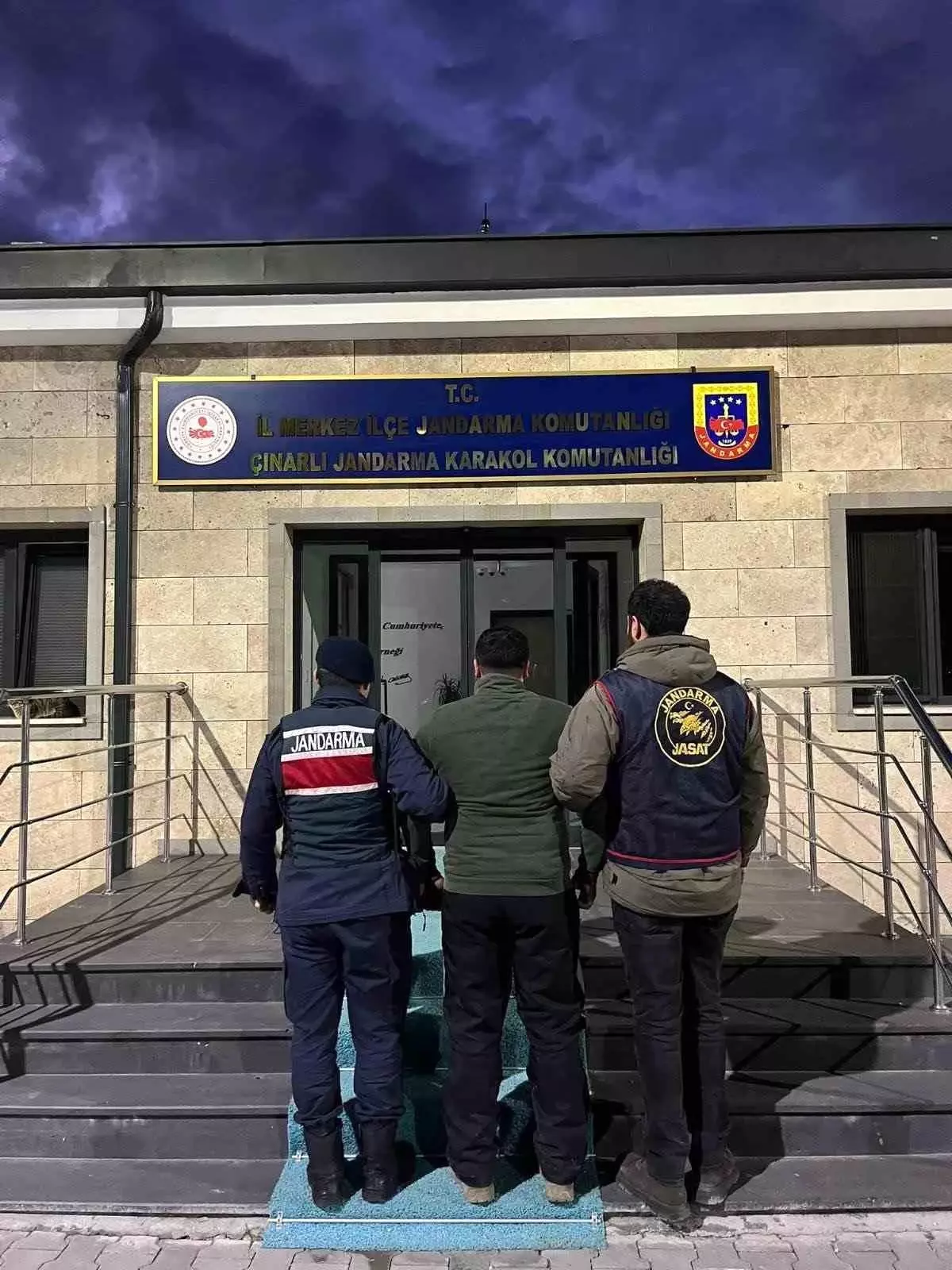 Çanakkale'de farklı suçlardan aranan 5 şüpheli tutuklandı