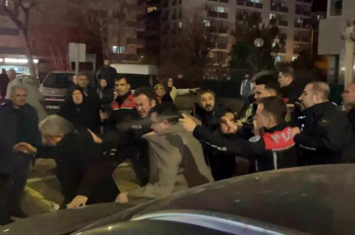 Cinayet davası sonrası adliye önü karıştı, polis müdahale etti: 4 yaralı, 12 gözaltı