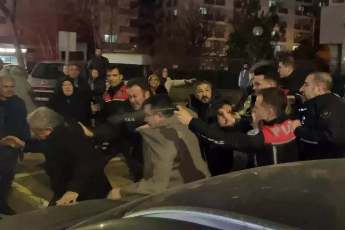 Kararın açıklanmasıyla adliyenin önü karıştı, polis müdahale etti: 4 yaralı, 12 gözaltı