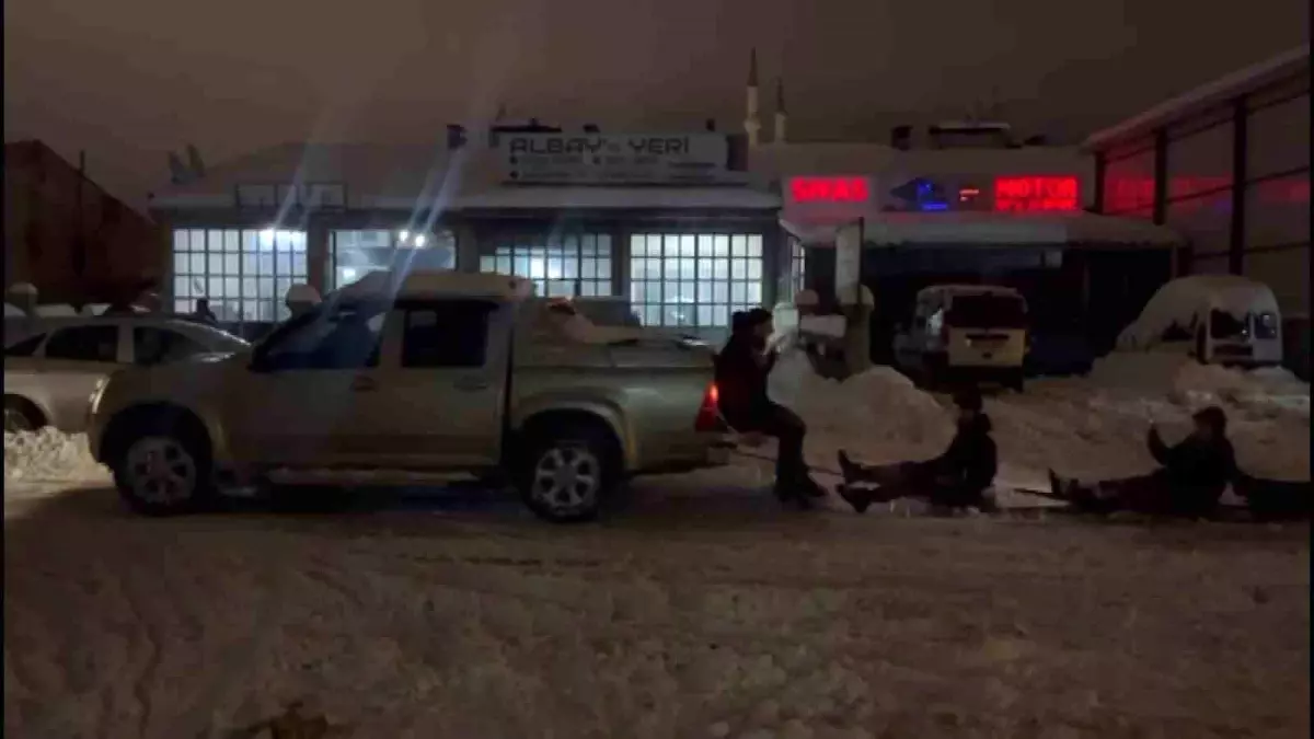 Çıraklarının isteğini geri çevirmeyen usta, karda eğlenceye ortak oldu