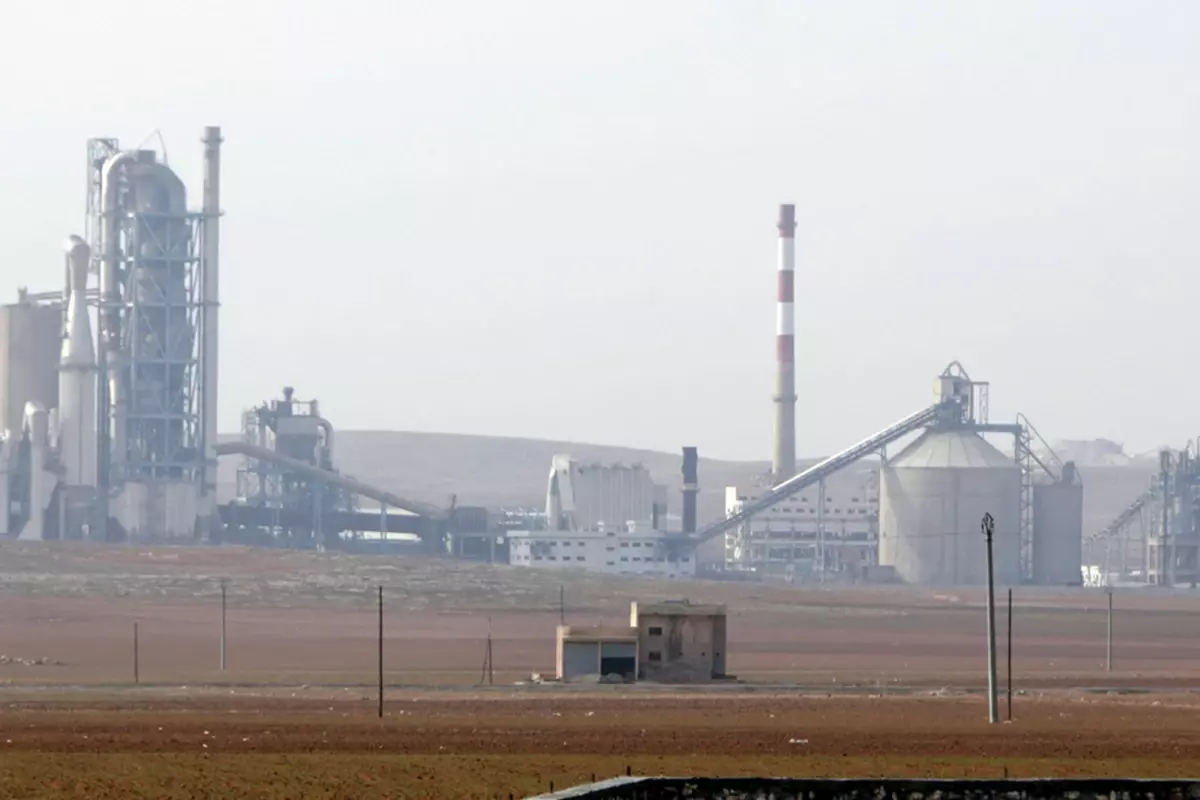 DEAŞ'la işbirliği yapmakla suçlanıyor! İşte Fransız şirketin Suriye'deki fabrikası