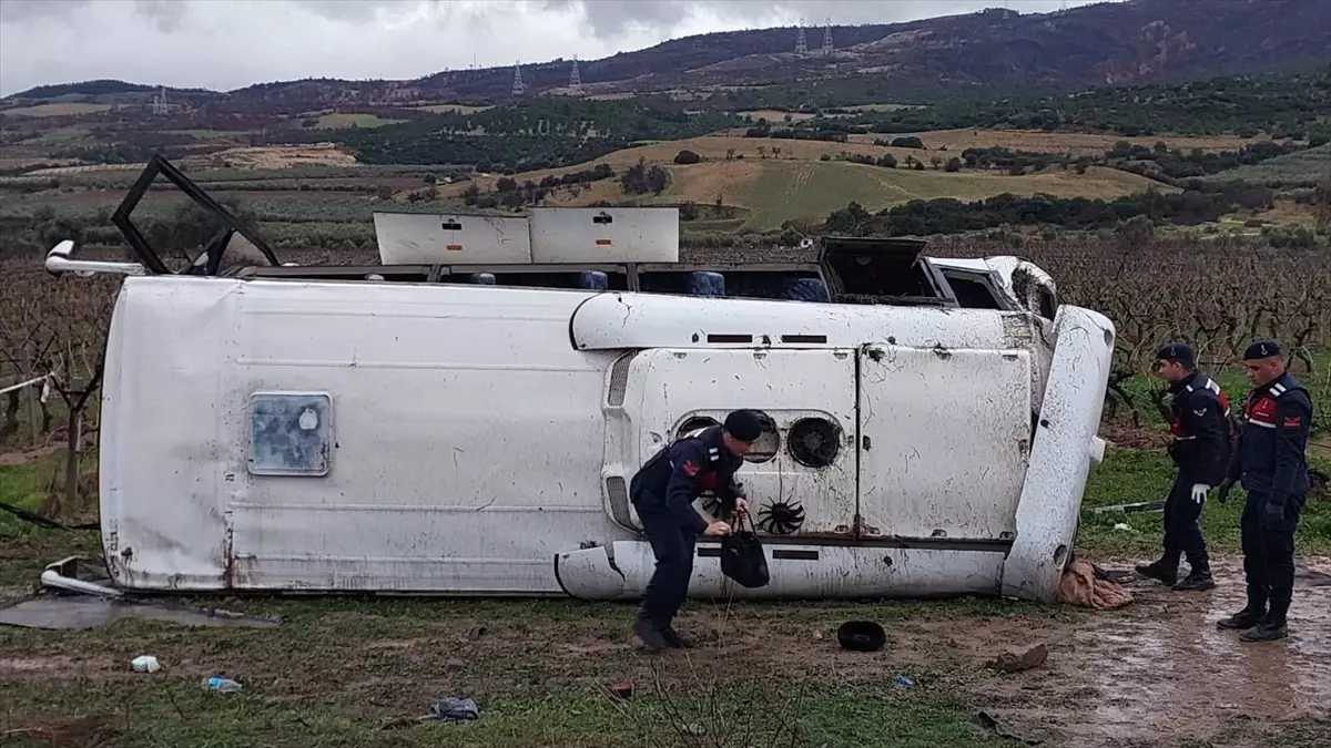 Denizli'de devrilen midibüsteki 25 kişi yaralandı