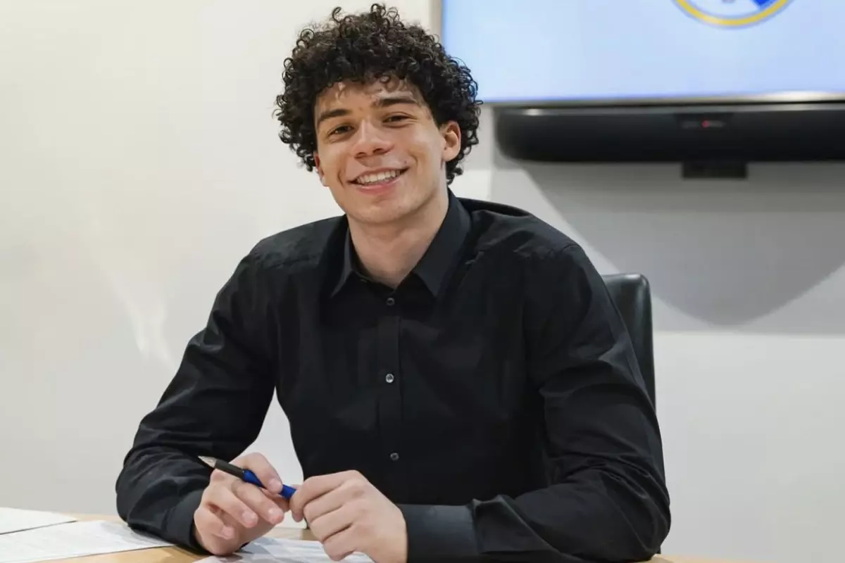 Efsane futbolcunun oğlu Real Madrid ile profesyonel sözleşme imzaladı