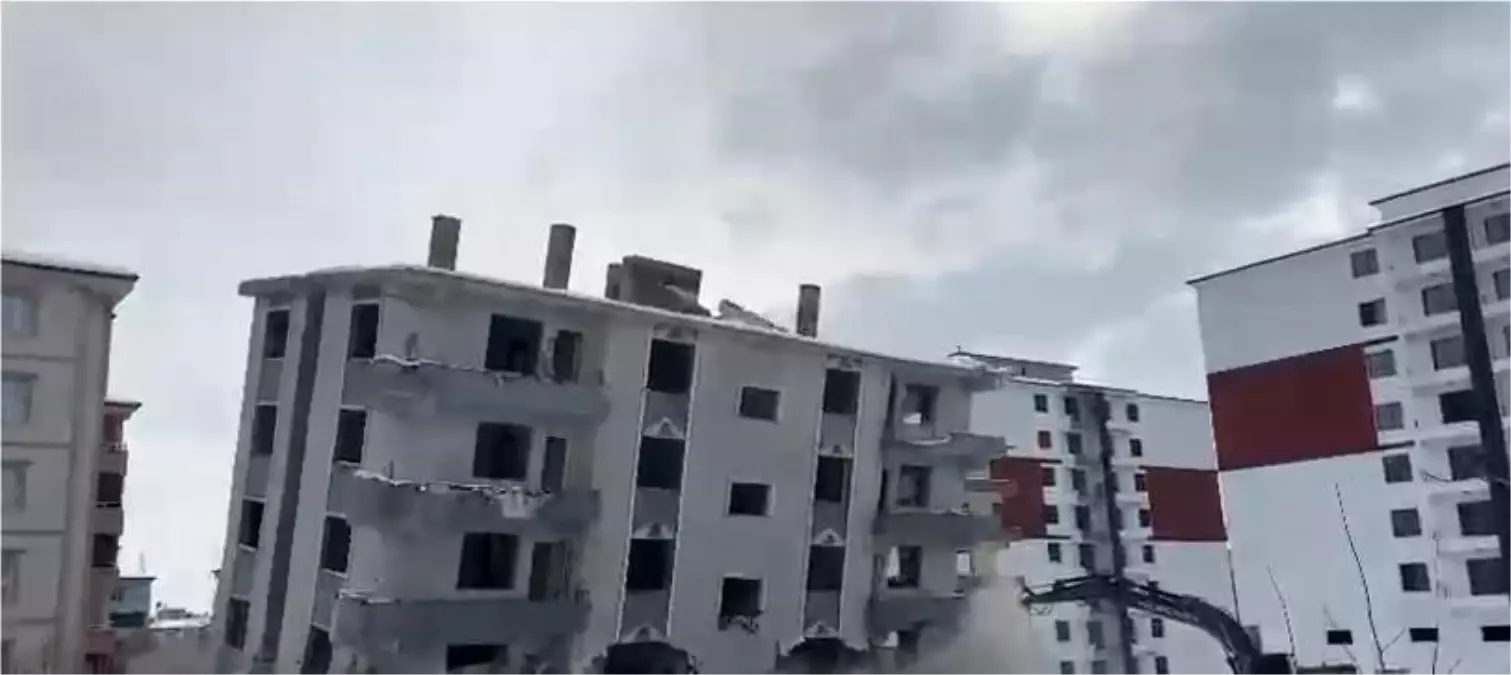 Elazığ'da hasarlı bina iş makinesiyle yıkıldı