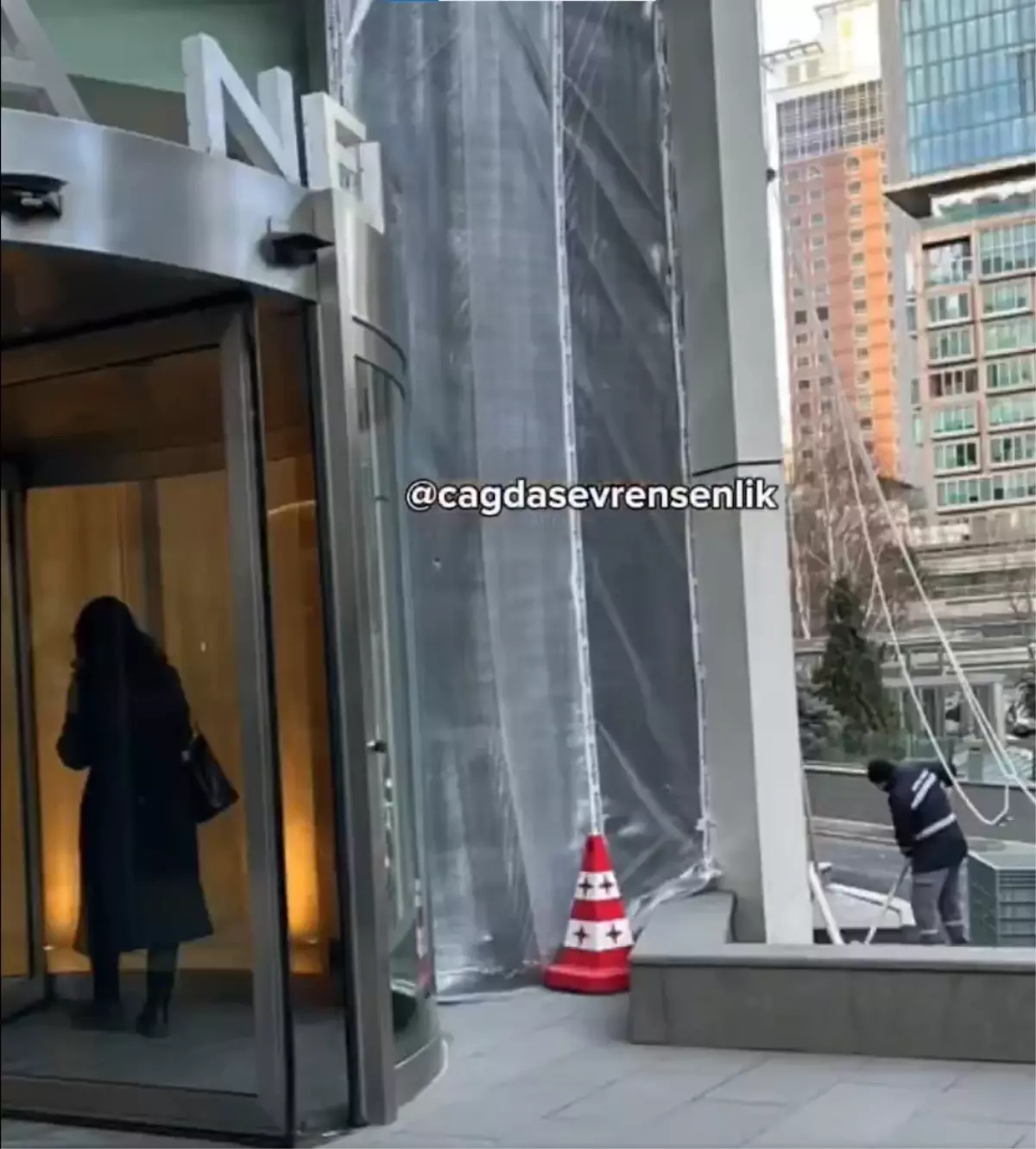 Erden Timur'un sahibi olduğu NEF'in binasına silahlı saldırı