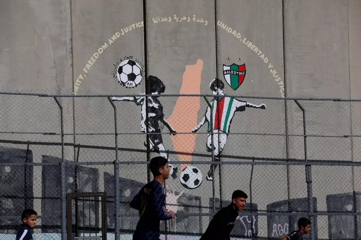 Filistinliler, Batı Şeria'daki Ayida Mülteci Kampı'nda bulunan stadyumun yıkım tehdidine sanatla direniyor