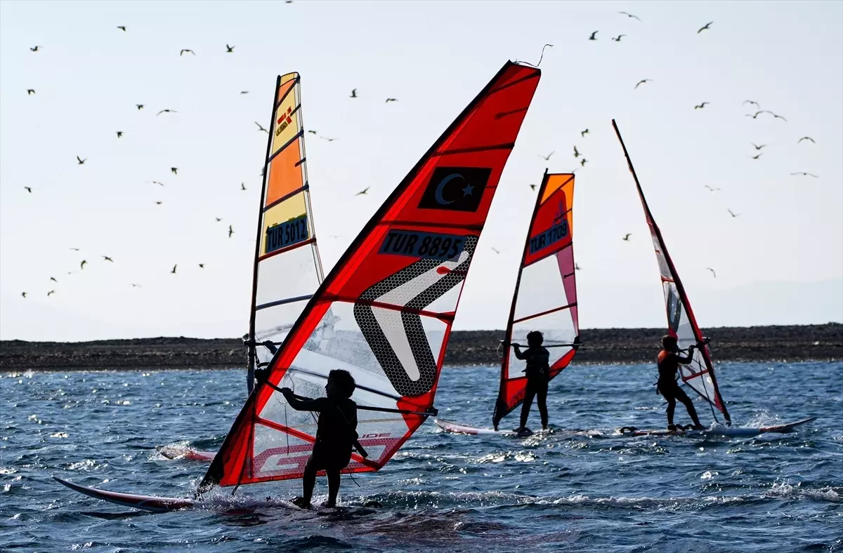 Foça'nın rüzgarı hem spor hem turizm için esiyor