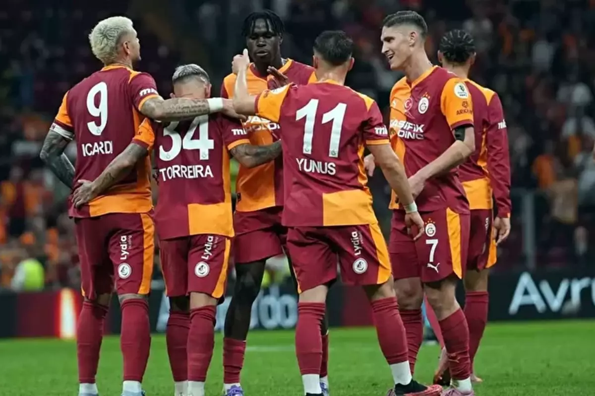 Galatasaray'ın Manchester City maçı kamp kadrosu açıklandı! Okan Buruk'tan Yunus ve Singo kararı