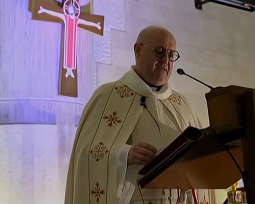 gunduz kilisede ayin yonetiyor gece partide dj 19508502 6376 m