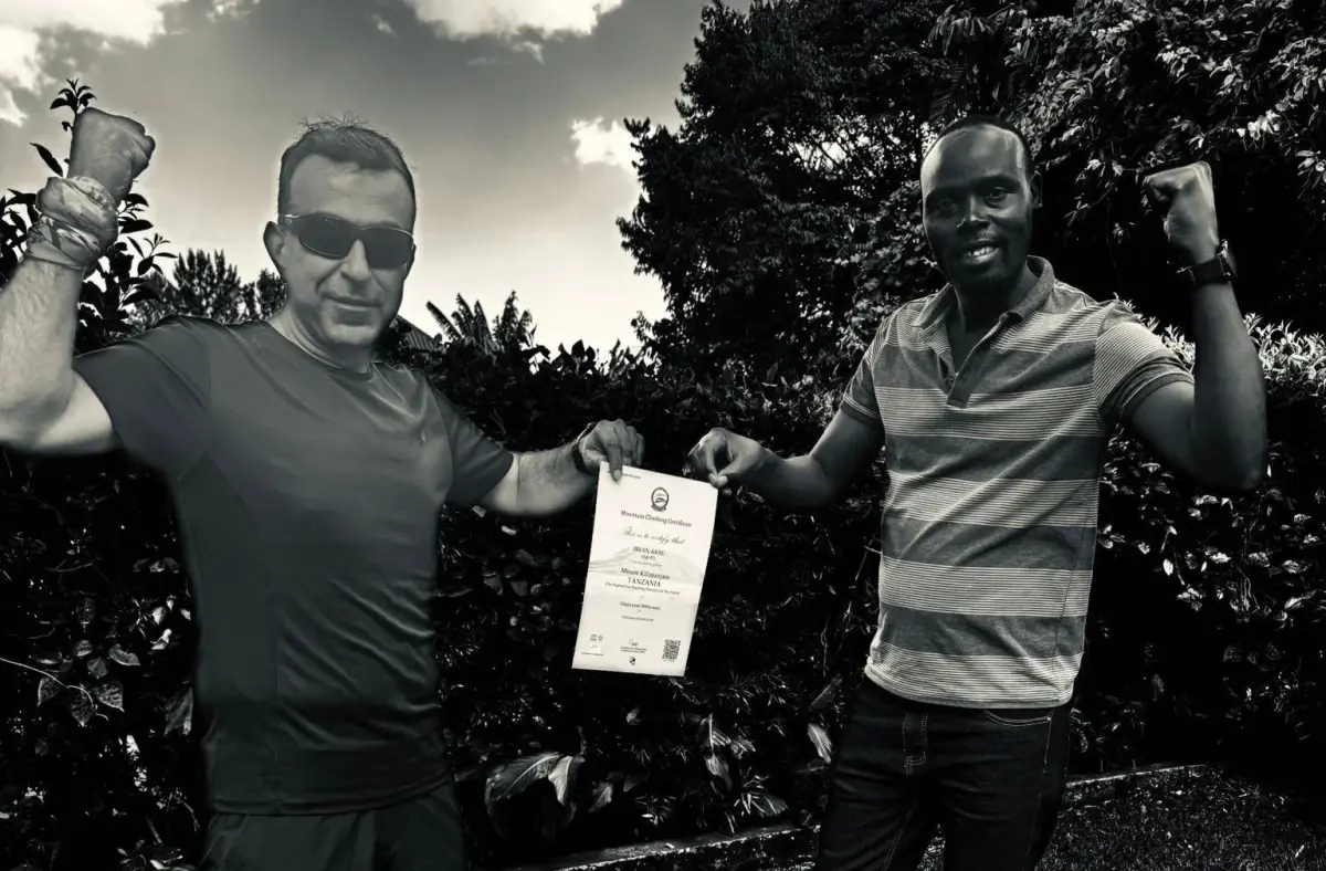 Hakkarili dağcı Kilimanjaro zirvesinde