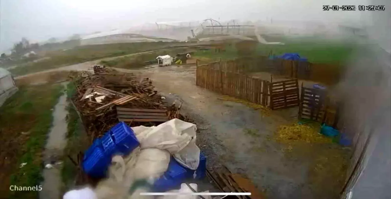 Hortum saniyeler içinde serayı yerle bir etti: O anlar kamerada