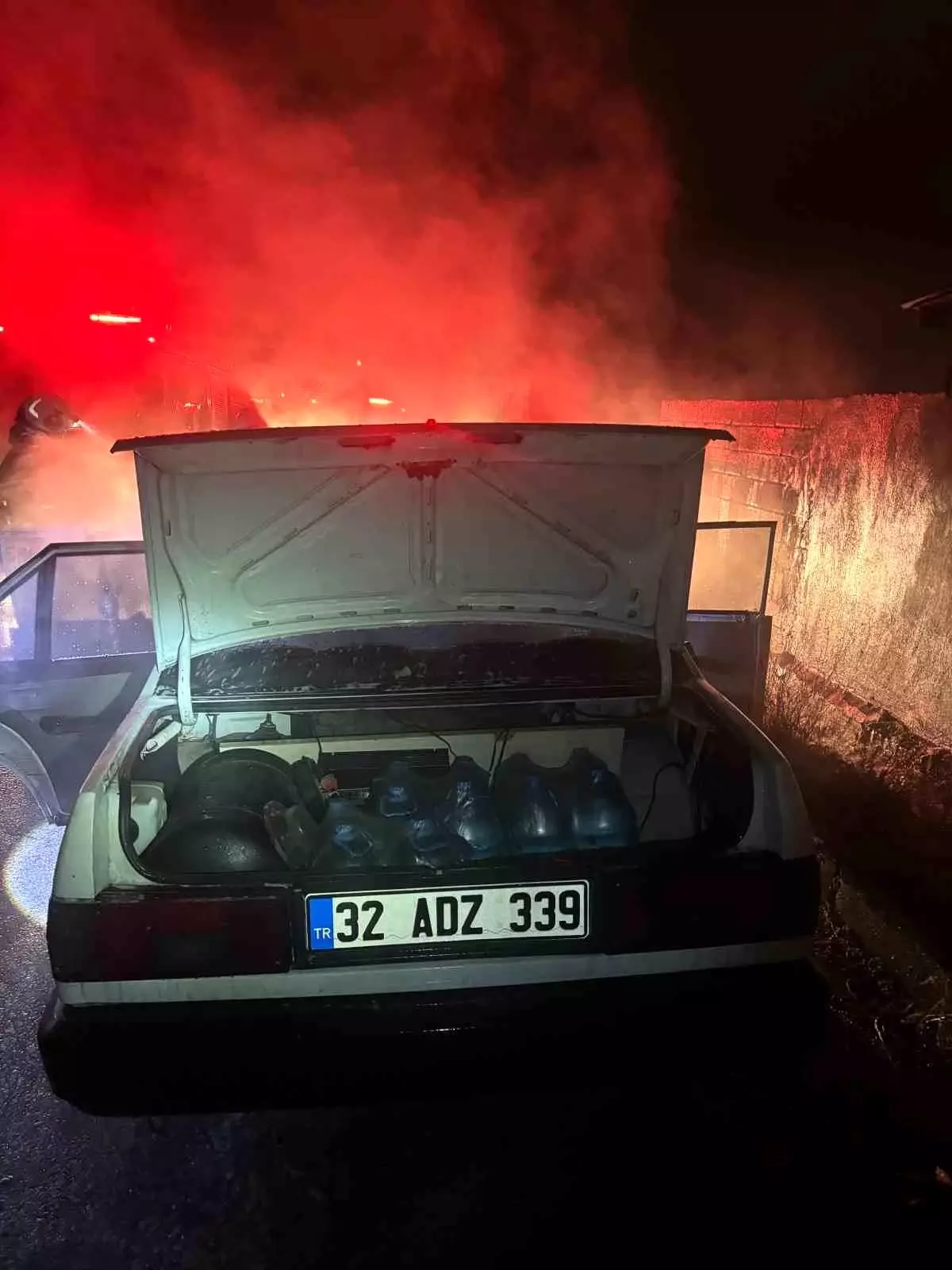 Isparta'da seyir halindeki Fiat Tofaş otomobil alev aldı