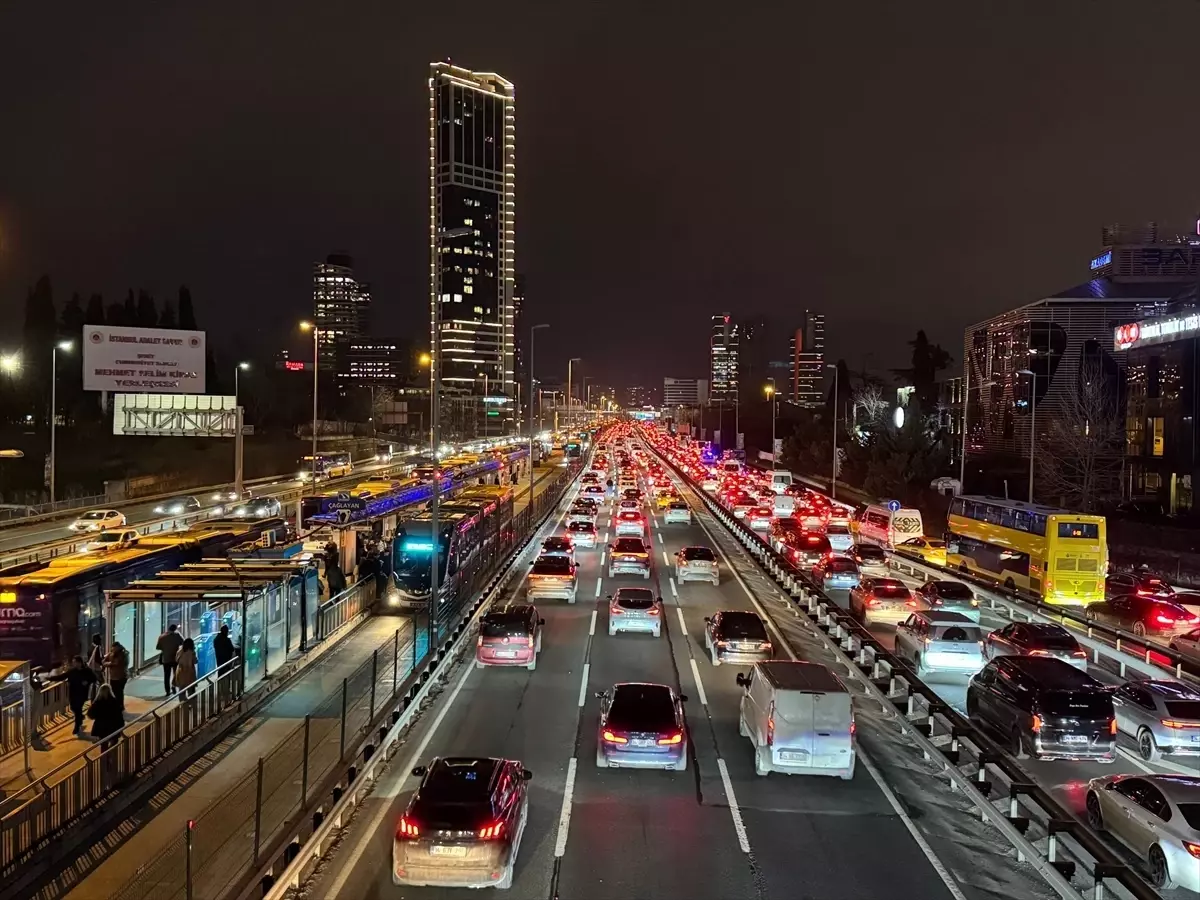 İstanbul'da akşam saatlerinde trafik yoğunluğu yüzde 85'e çıktı