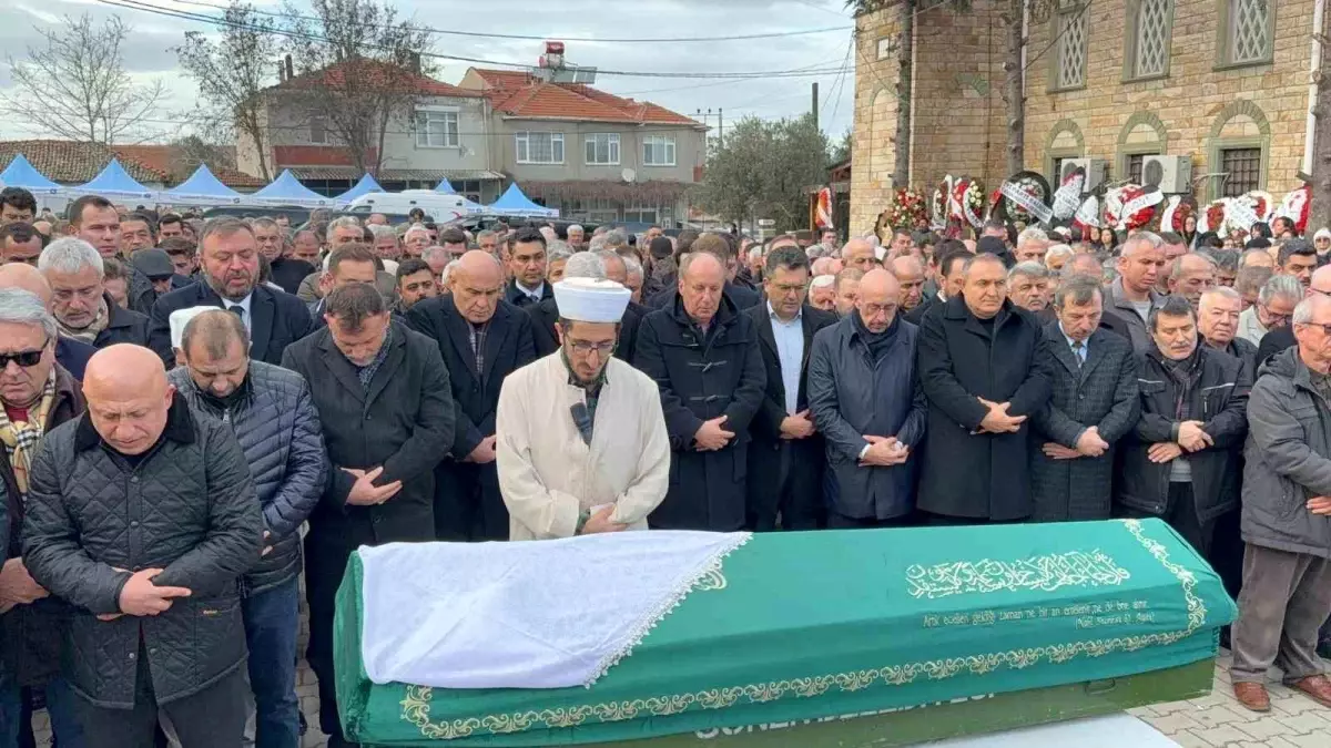 İYİ Partili Turhan Çömez annesini son yolculuğuna uğurladı