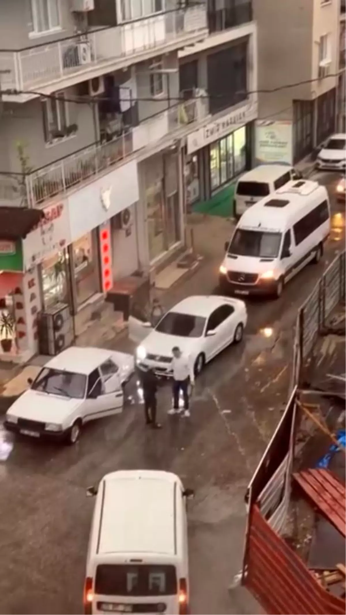 İzmir'de trafik tartışması: Döner bıçağı ile kovaladı