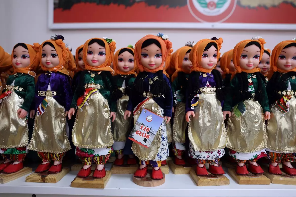 Kadınlar, 'Ezo Gelin' bebekler üretip aile ekonomisine katkı sağlıyor