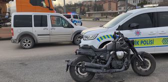 Karabük'te hafif ticari araçla çarpışan motosikletteki 2 kişi yaralandı