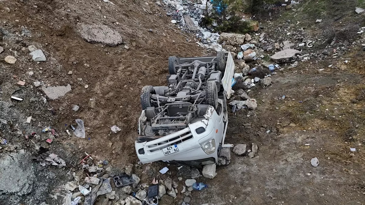 Karabük'te şarampole devrilen kamyonetteki 2 kişi yaralandı