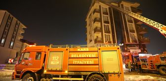 Kars'ta 6 katlı bir binanın çatı katında çıkan yangın söndürüldü