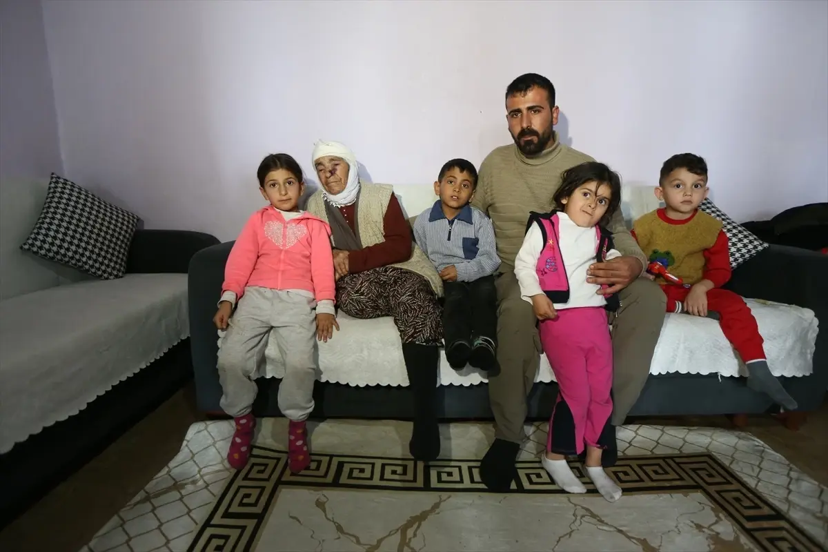 Kars'ta babaannesini kucağında taşıyarak gündeme gelen torun, duygularını AA'ya anlattı