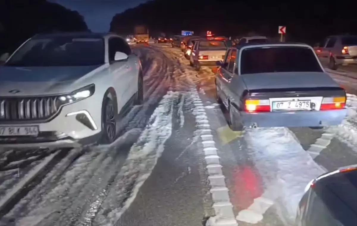 Kaş-Demre kara yolunda dolu ulaşımı aksattı
