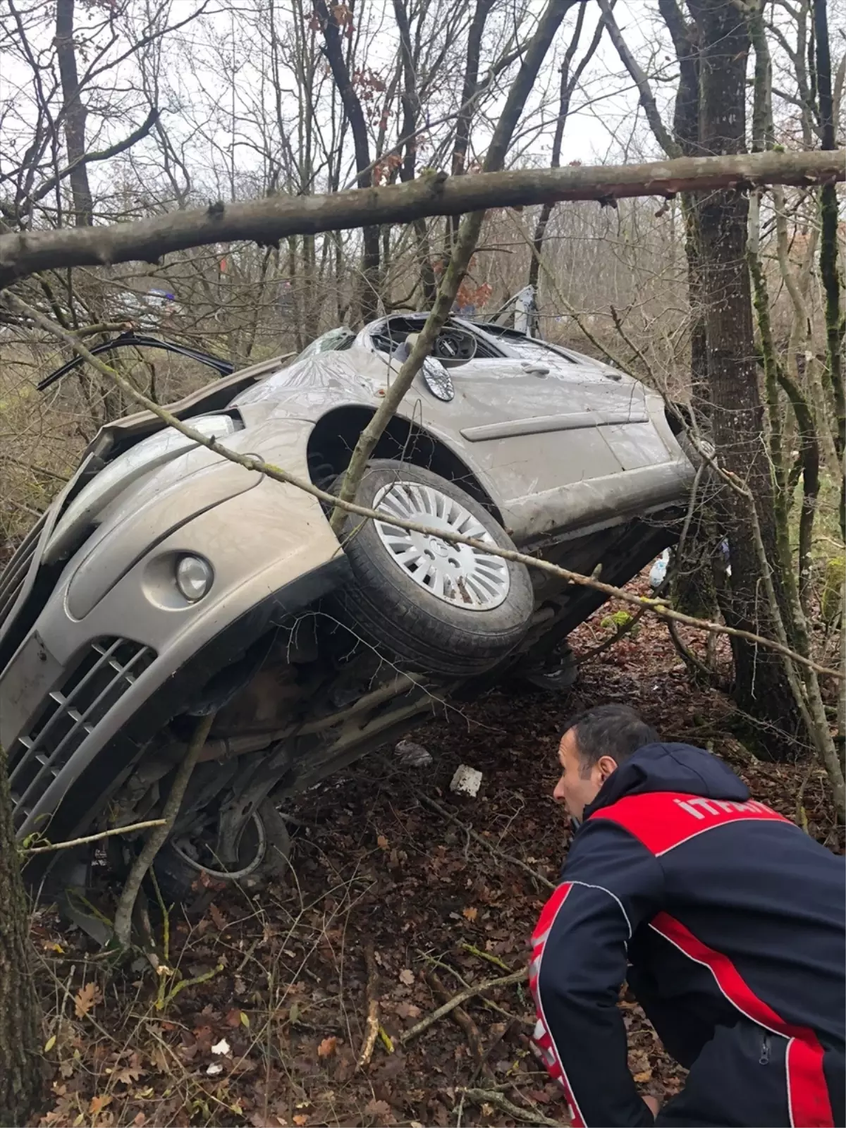 Kırklareli'nde şarampole devrilen otomobildeki 2 kişi yaralandı