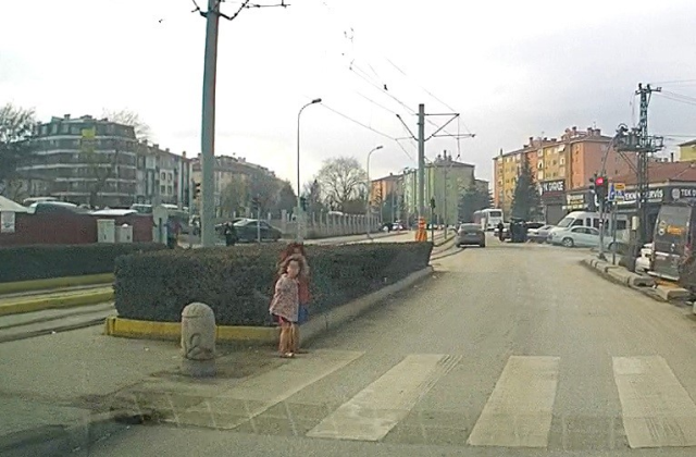 kisin ciplak bacaklarla dilenen cocuklarin hali 19509571 5936 m