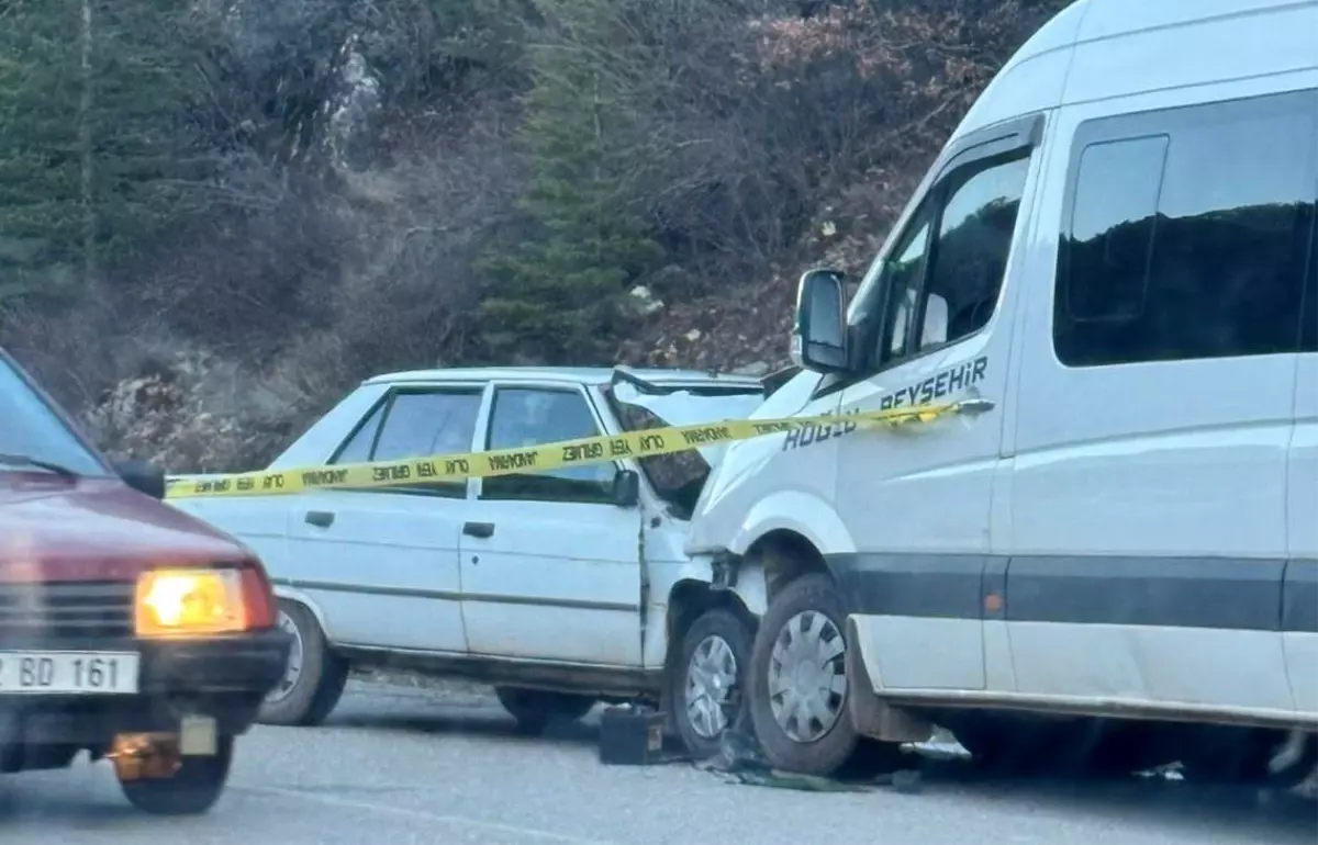 Konya'da otomobil ile yolcu minibüsü çarpıştı: 1 ölü, 1 yaralı