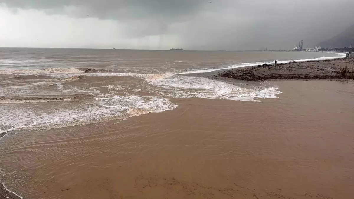 Konyaaltı Sahili'nde denizin rengi kahverengiye döndü