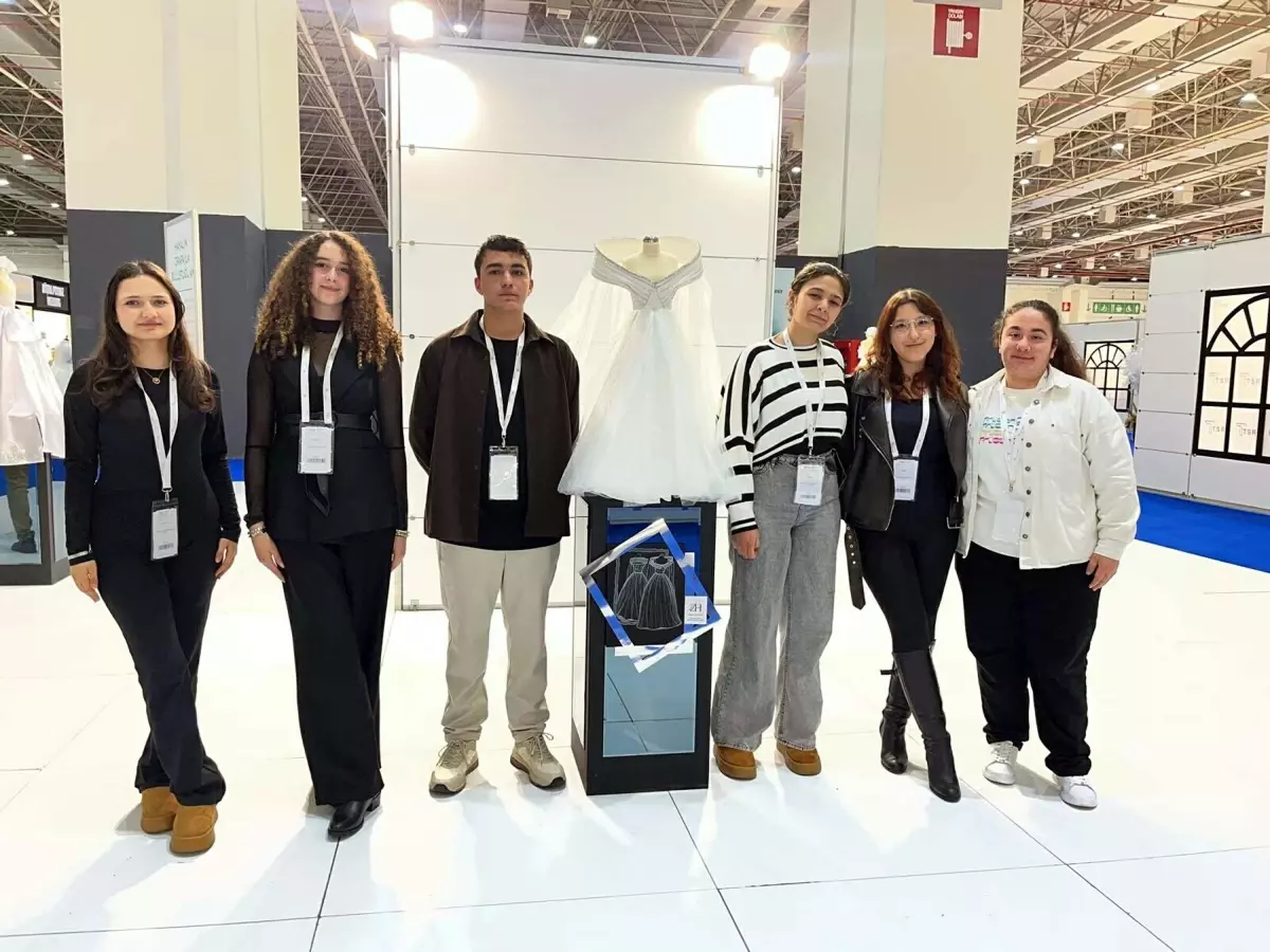 Liseliler, ipek kozasından tasarladıkları gelinlikleri IF Wedding Fashion İzmir'de sergiledi