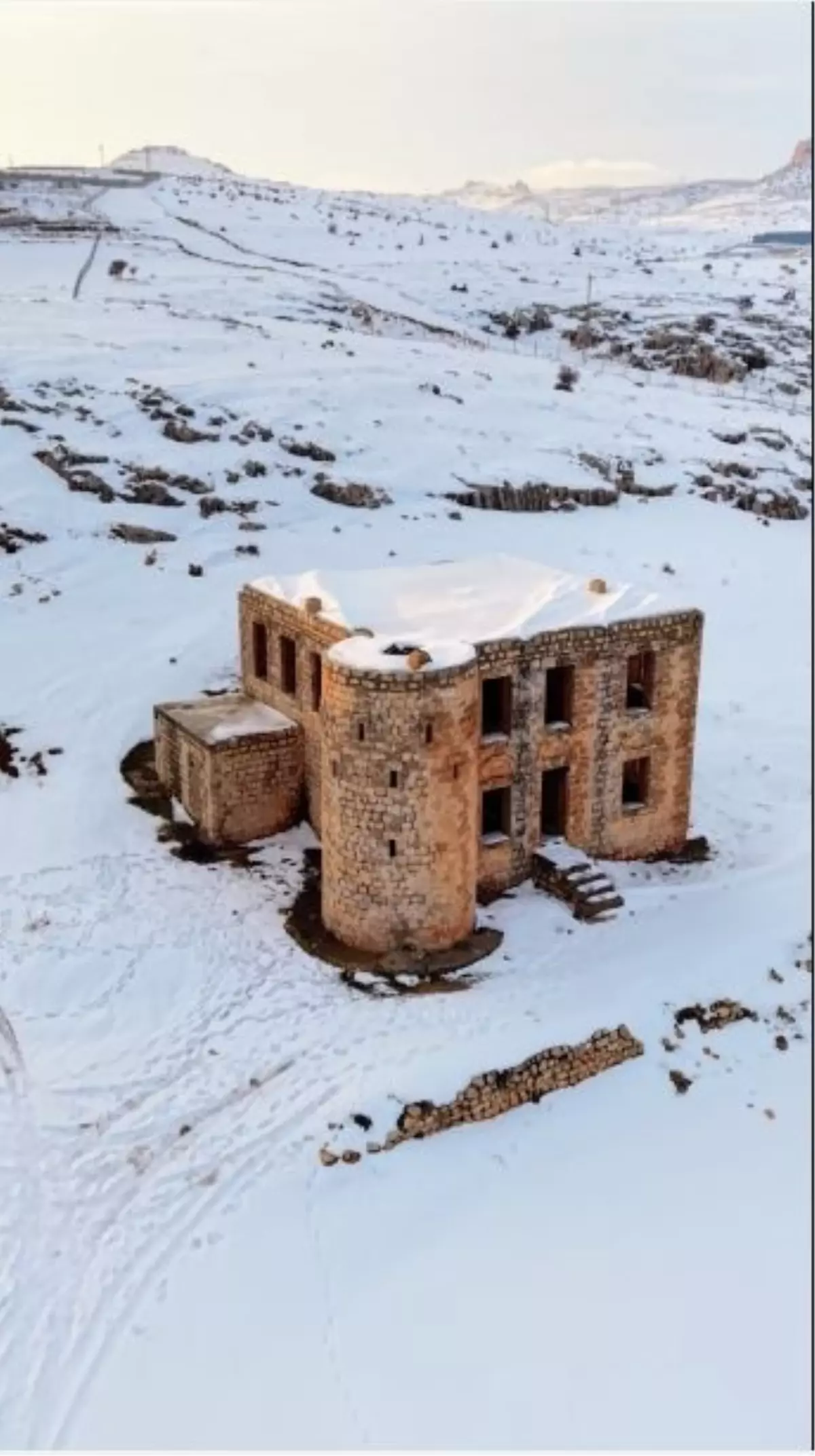 Mardin'de 100 Yıllık İzzet Paşa Karakolu Kar Altında