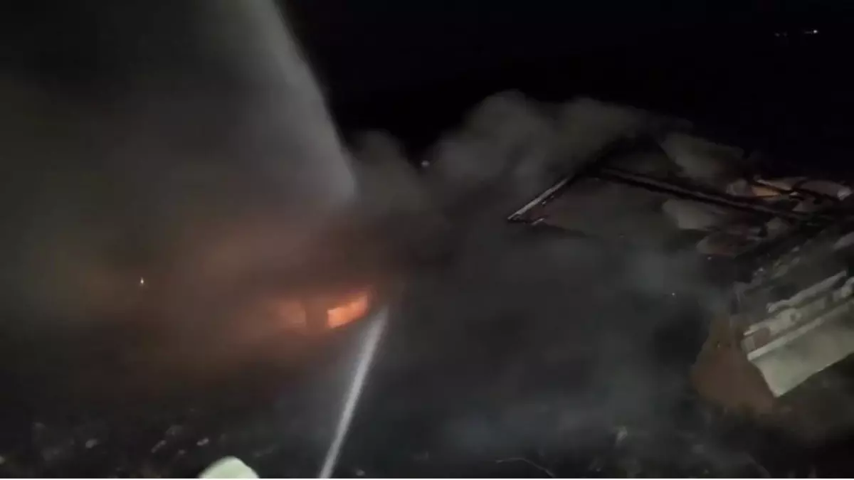 Mardin'de şarampole devrilen tırda çıkan yangın söndürüldü