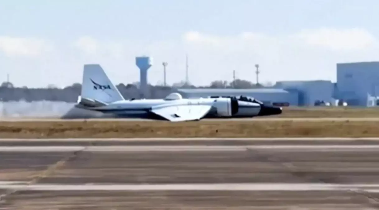 NASA'ya ait araştırma uçağı arıza nedeniyle gövde üzerine iniş yaptı