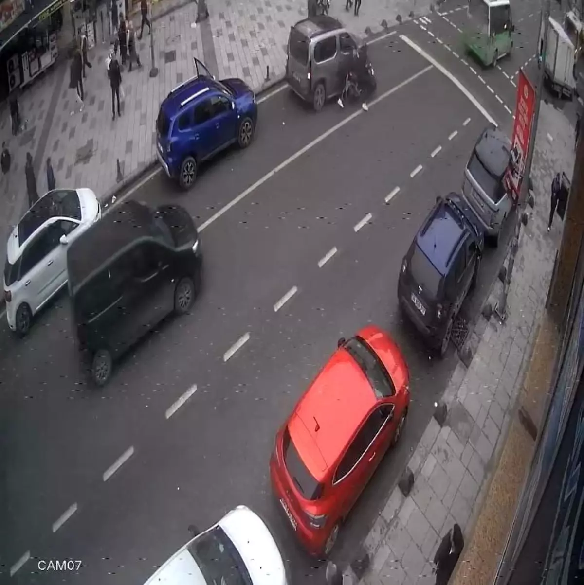 Ön kaldıran motosikletli park halindeki araca çarptı