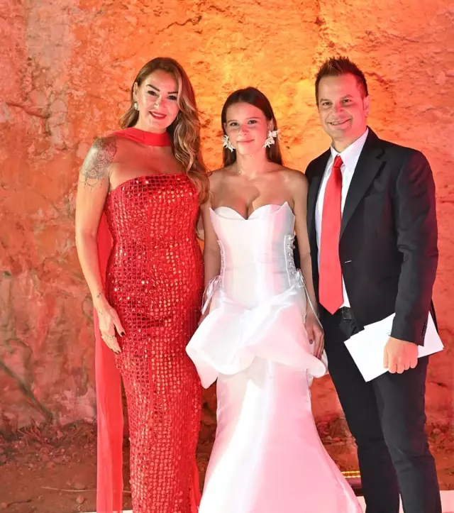 Pınar Altuğ'un kızı 17 yaşında: Podyumdaki pozları büyük beğeni topladı