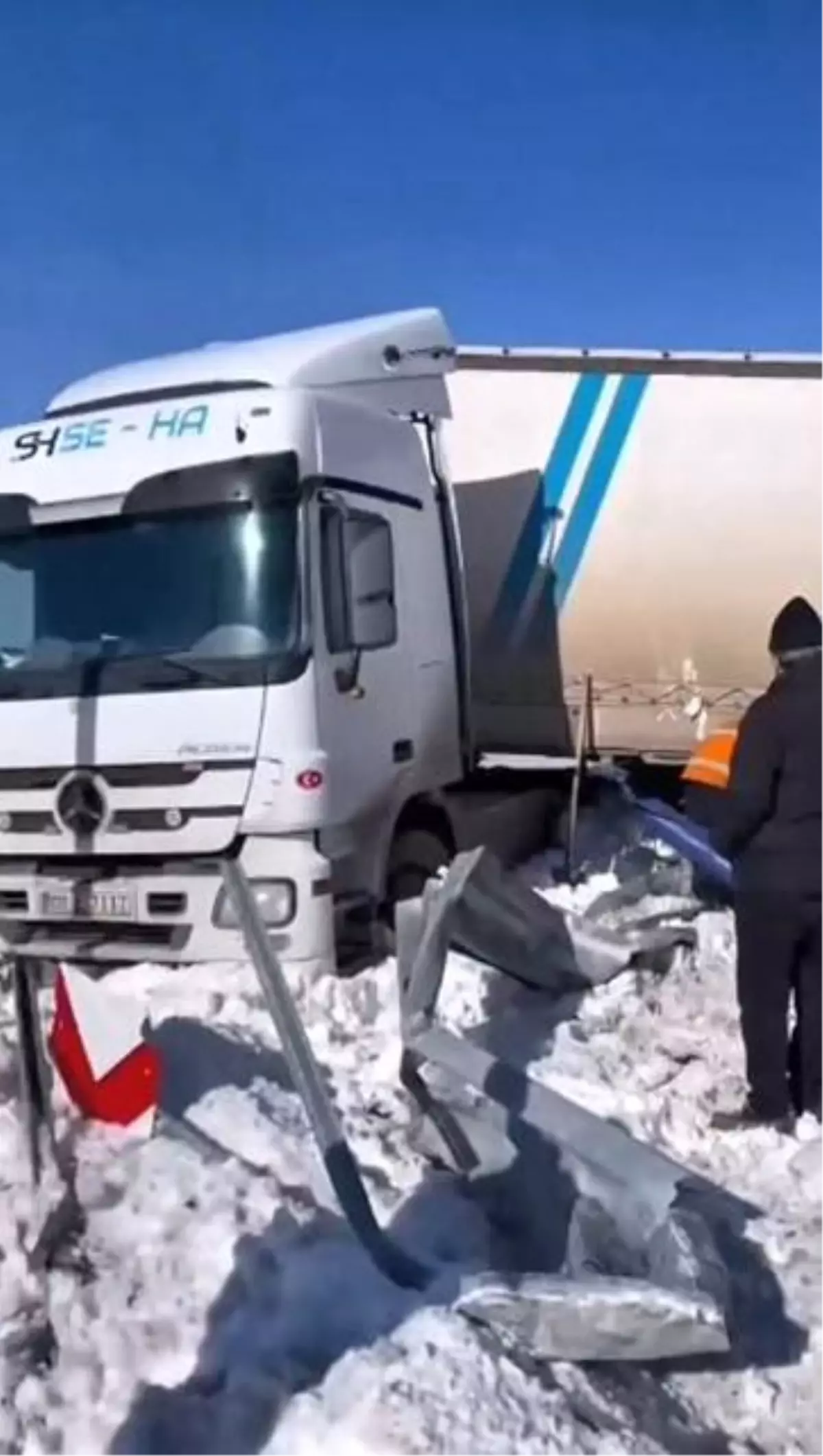 Sahara Geçidi'nde buzlanma kazaya neden oldu