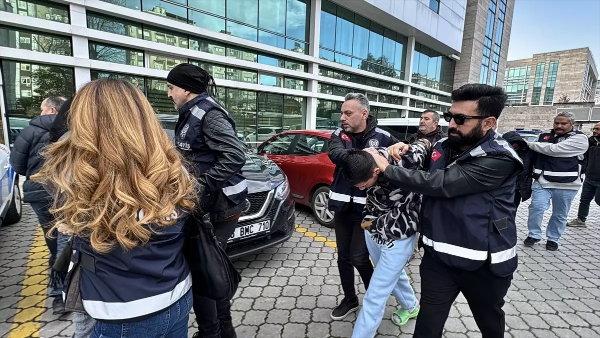 Samsun'da bir kişinin araçta bıçak ve satırla öldürülmesine ilişkin 3 şüpheli adliyede