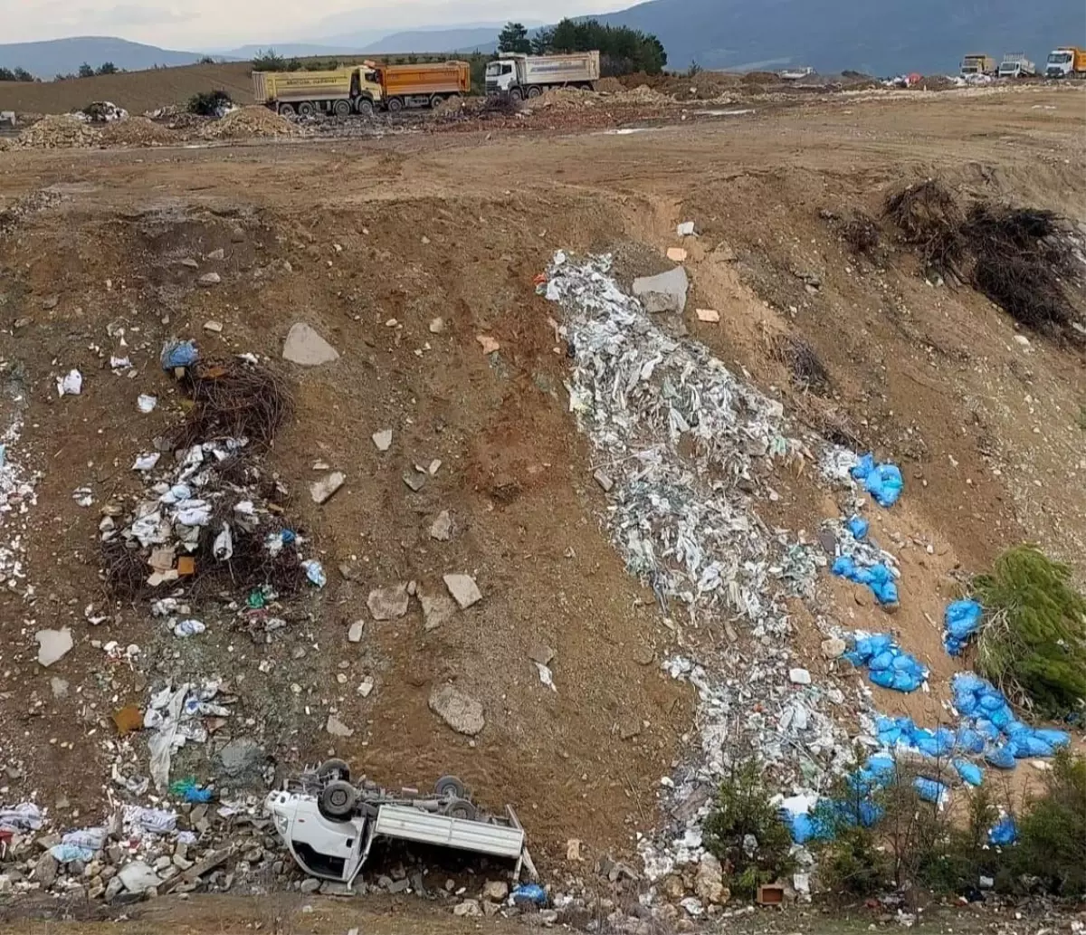 Şarampole yuvarlanan kamyonetteki 2 kişi yaralandı