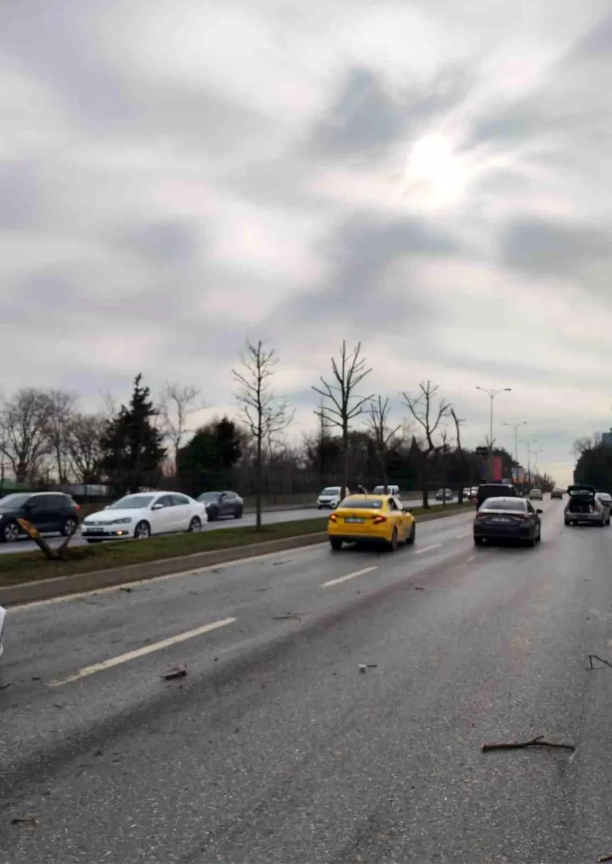 Sarıyer'de kontrolden çıkan otomobil karşı şeritteki araçla çarpıştı: Kaza anı kamerada