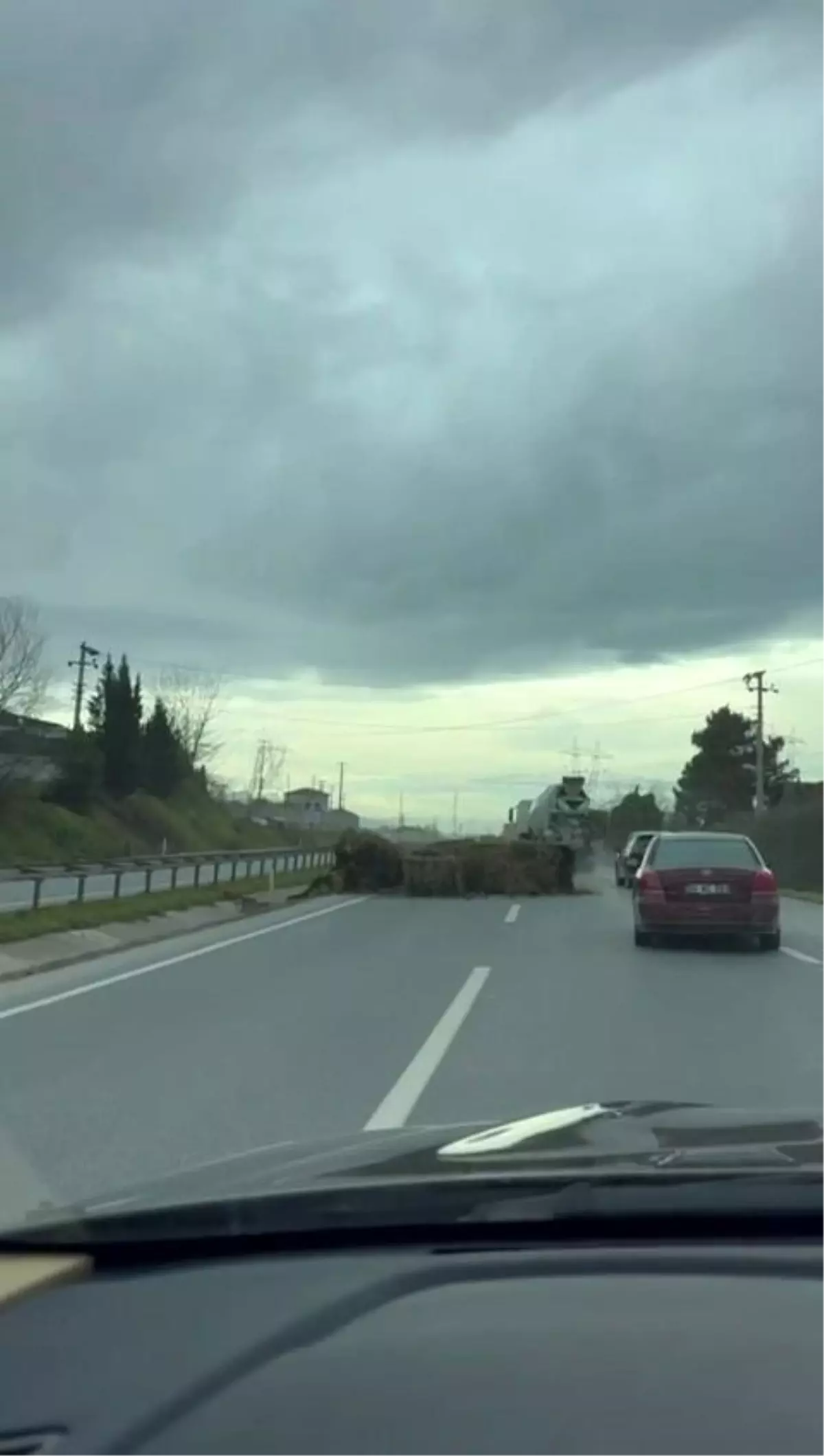 Seyir halindeki tırdan düşen saman balyaları trafiği tehlikeye attı