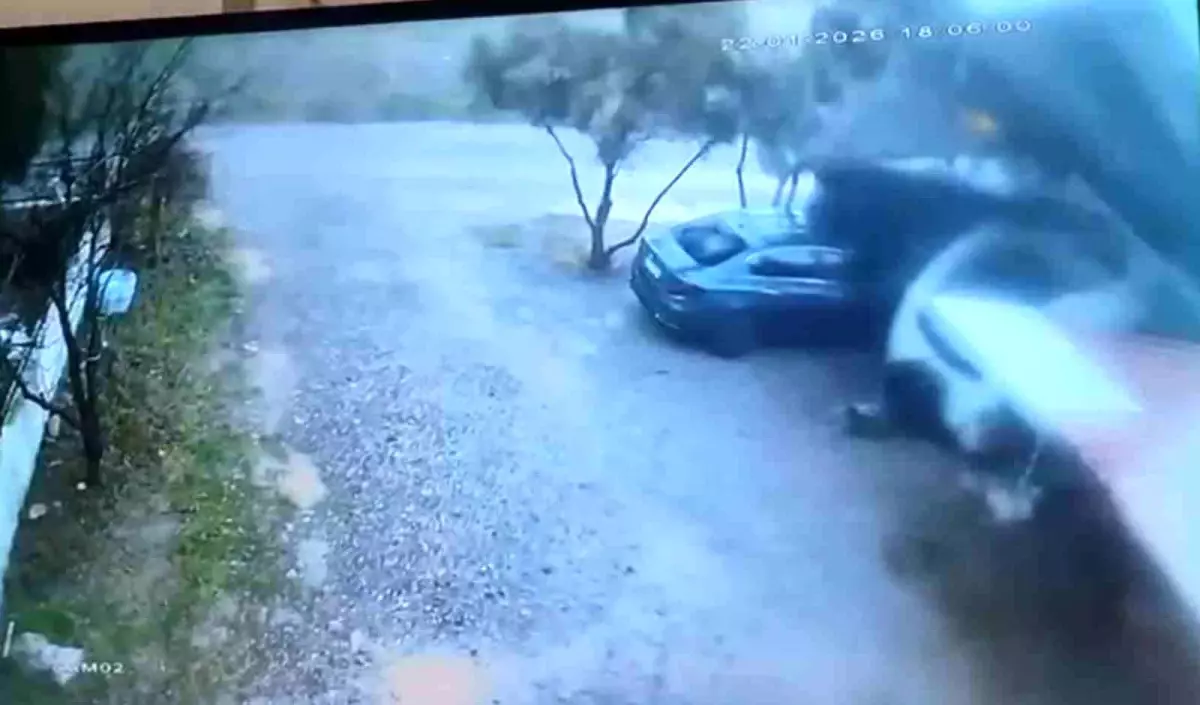 Şiddetli fırtına, otoparkın çatısını uçurdu