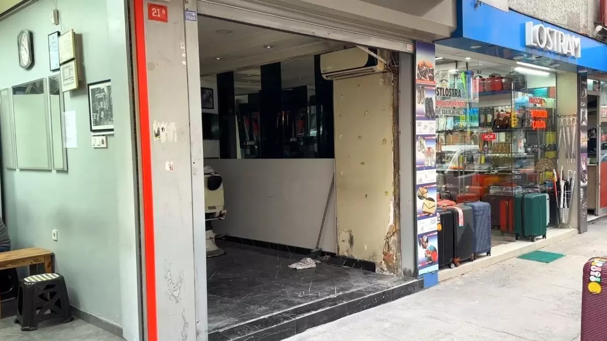 Şişli'de otomobili park edecekken dükkana daldı