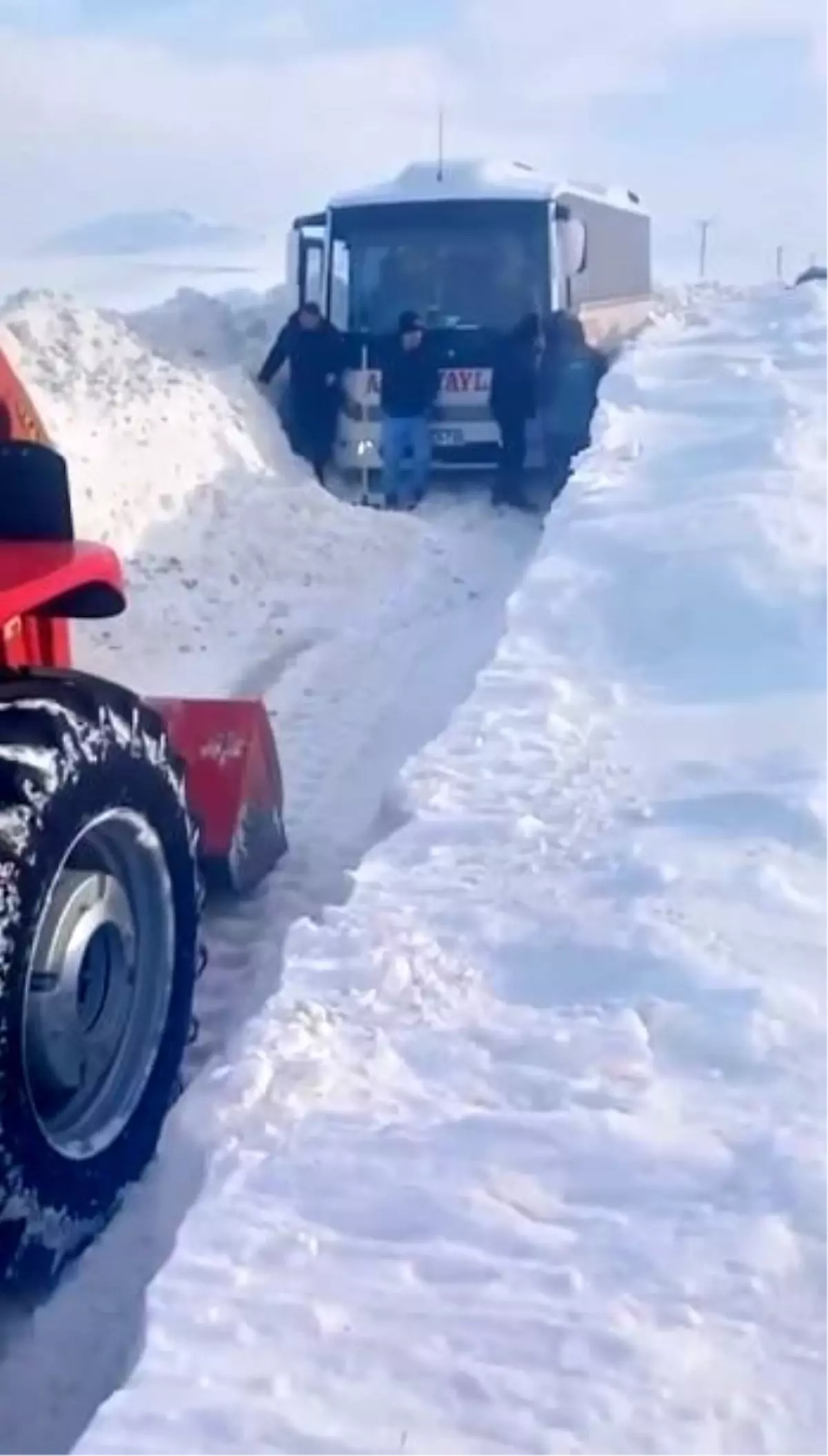 Sivas'ta yolcu midibüsü kara saplandı, mahsur kalanları muhtar kurtardı
