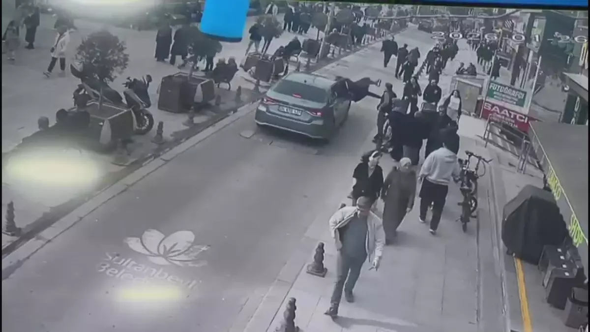 Sultanbeyli'de otomobilin çarptığı kadın takla attı; kaza kamerada