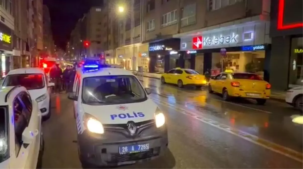 Taksi kapısına çarpan scooterli genç yaralandı