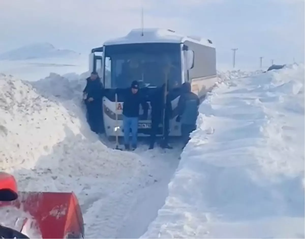 Tipide mahsur kalan midibüstekilerin yardımına köylüler koştu