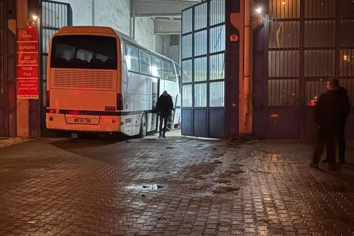 Feci ölüm! Tamir etmeye çalıştığı otobüsün altında kaldı