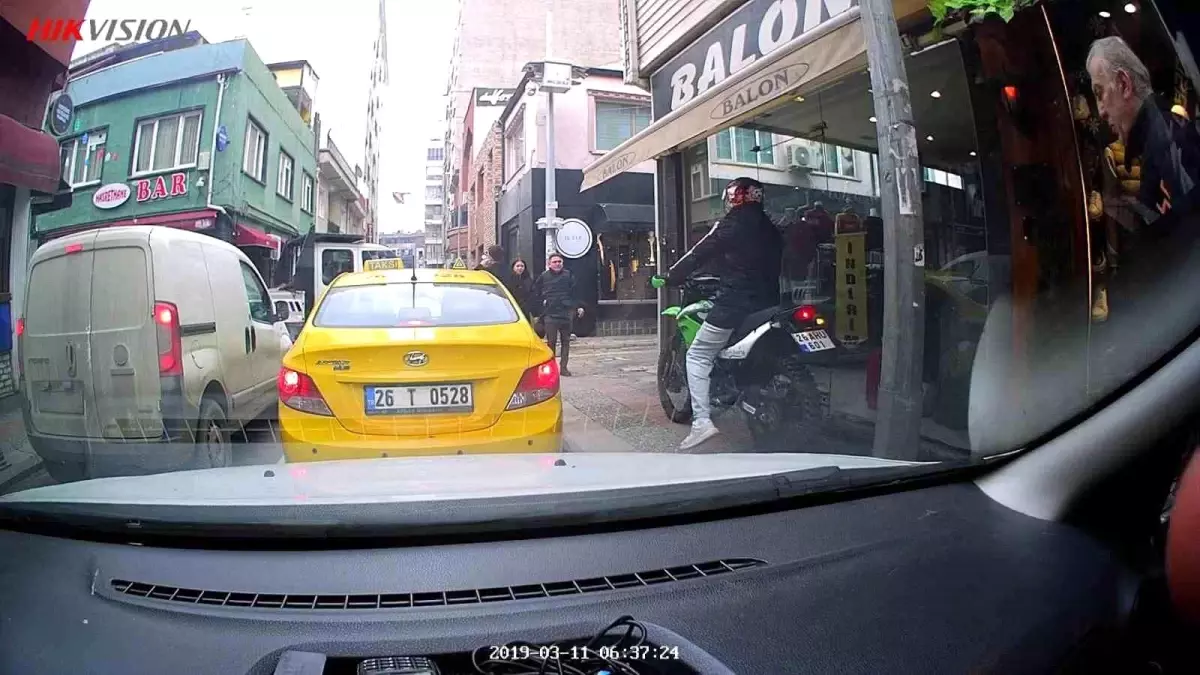 Trafikte kırmızı ışıkta beklememek için kaldırıma çıktı