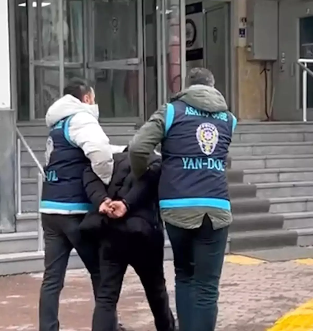 Üç farklı ilde 4 aranması ve 23 yıl kesinleşmiş hapsi bulunan şahıs yakalandı