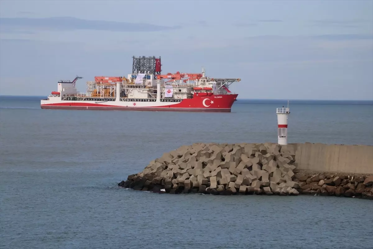 Türkiye'nin Yeni Ultra Derin Deniz Sondaj Gemisi 'Yıldırım' Filyos Limanı'na Ulaştı